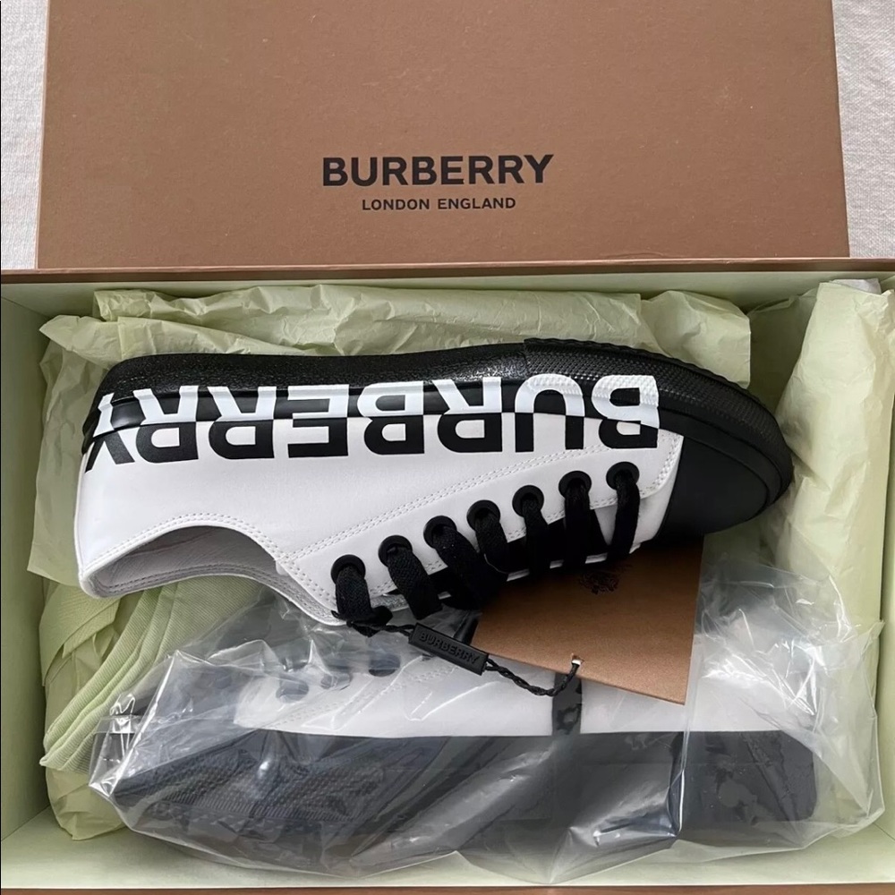 $390 Burberry Men's White Larkhall Graphic Logo Sneaker Sz EU 39/US 6.5